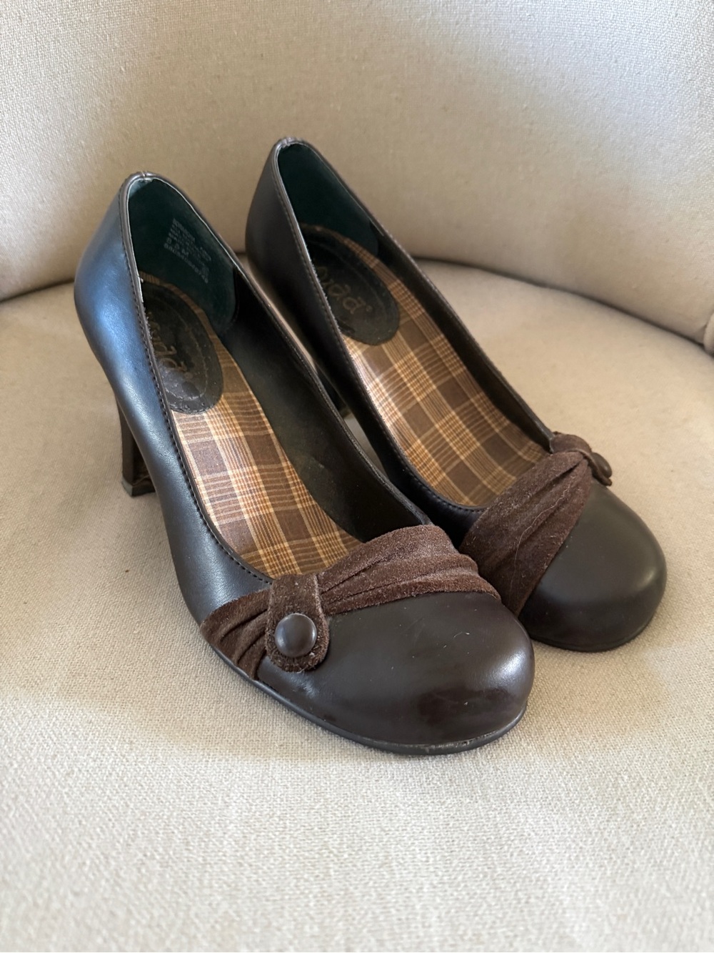 Women's Brown Button Accent Leather Pumps - Picture 6 of 9